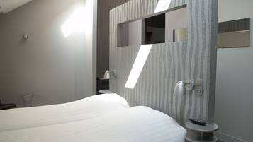 Design Double Room | Desk, laptop workspace, iron/ironing board, free WiFi