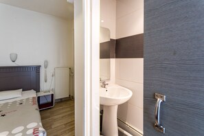 Single Room with Shared Toilet and Shower | In-room safe, desk, soundproofing, free WiFi - Hôtel de l'Europe (Paris)