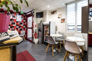 Daily continental breakfast (EUR 7.5 per person)