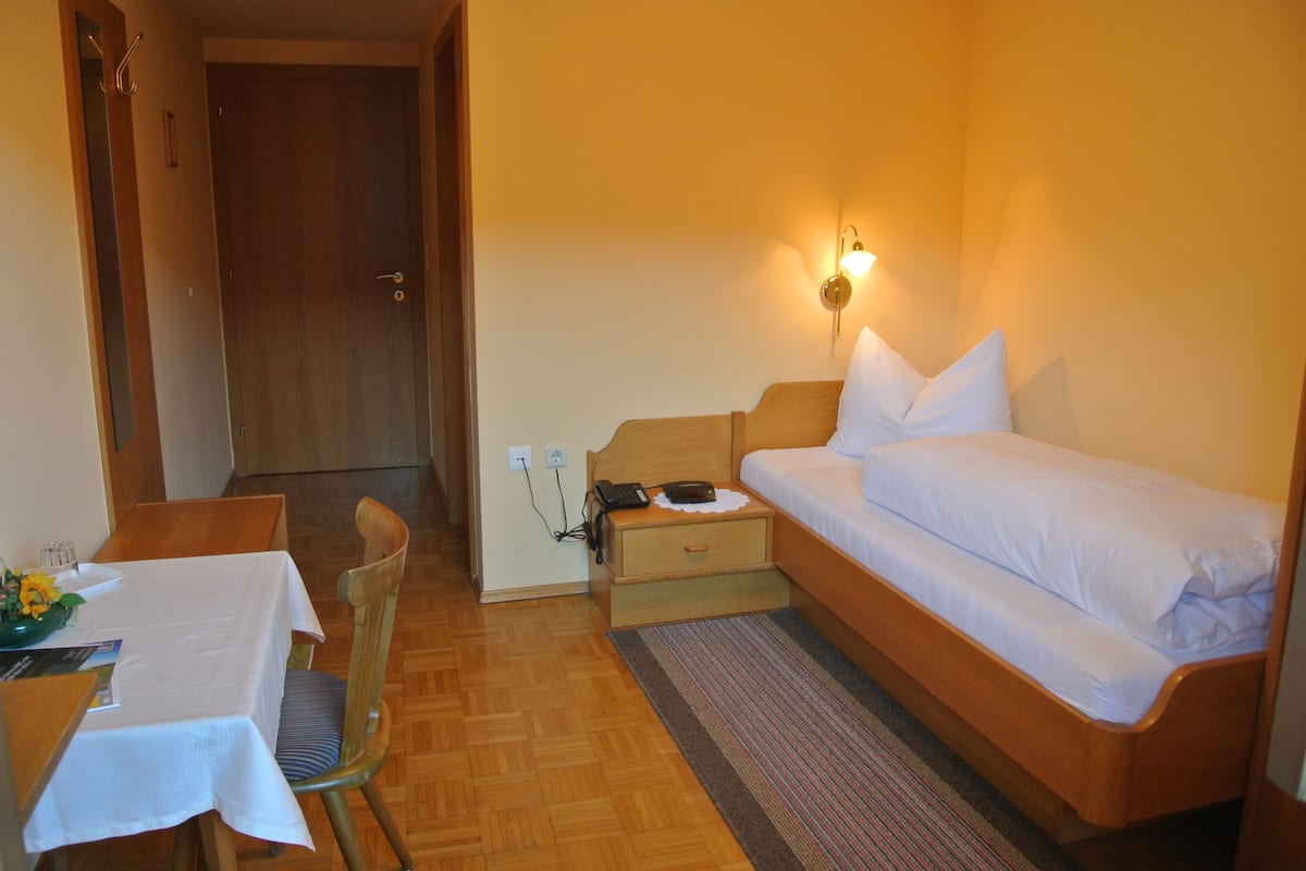 Single Room | Hypo-allergenic bedding, desk, free WiFi, bed sheets