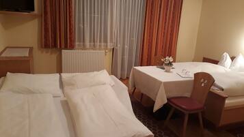 Familiekamer, uitzicht op bergen | Hypoallergeen beddengoed, een bureau, gratis wifi, beddengoed