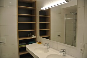 Family Apartment, 2 Bedrooms, Garden View | Bathroom | Hair dryer, towels - Gasthof zum Stollhofer (Inzing)