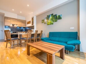 Family Apartment, 2 Bedrooms, Garden View | Living area