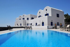 Hồ bơi ngoài trời, ghế dài tắm nắng 