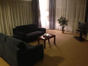 1 slaapkamer, een kluis op de kamer, een bureau