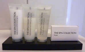 Spring water bathtub, free toiletries, hair dryer - Hotel Golf Brunssummerheide (Brunssum)