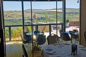 تقديم الغداء والعشاء