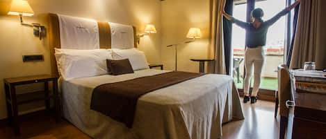 Zimmersafe, schallisolierte Zimmer, kostenlose Babybetten, Zustellbetten