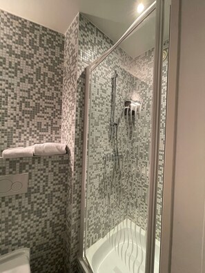 Chambre Simple Standard | Salle de bain | Douche, articles de toilette gratuits, sèche-cheveux