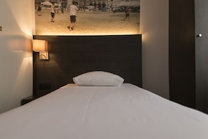 Chambre Simple Standard | Surmatelas, espace de travail pour ordinateur portable