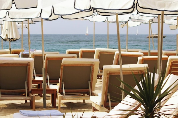Beach nearby, white sand, free beach shuttle, beach umbrellas
