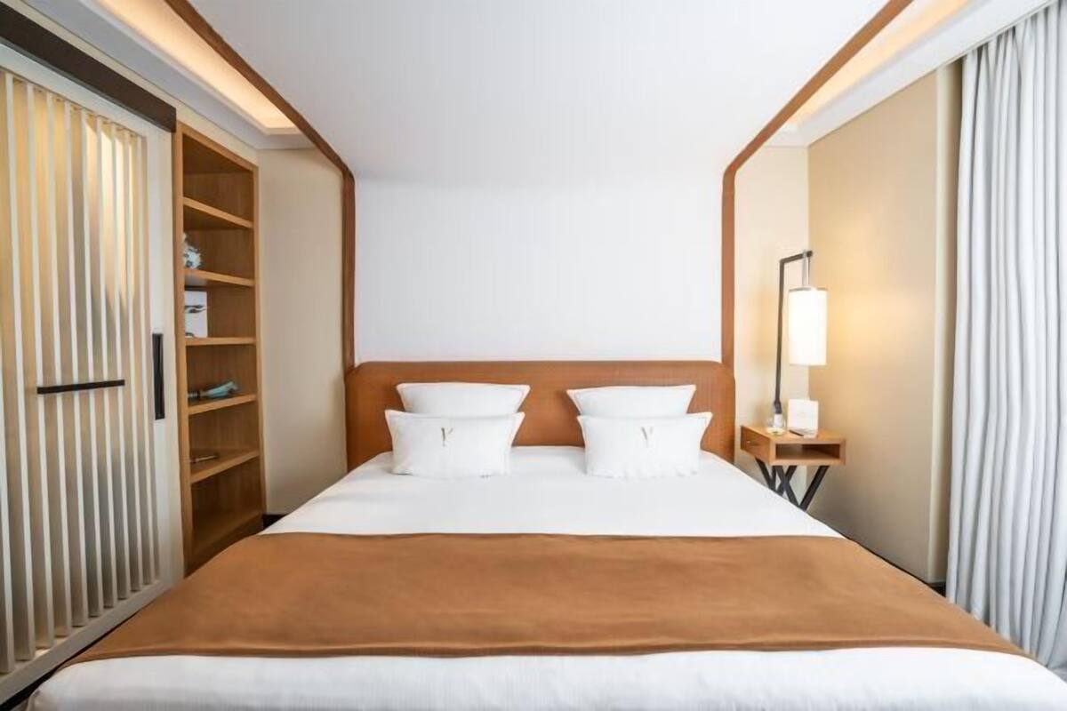 Premium bedding, minibar (free items), in-room safe, desk