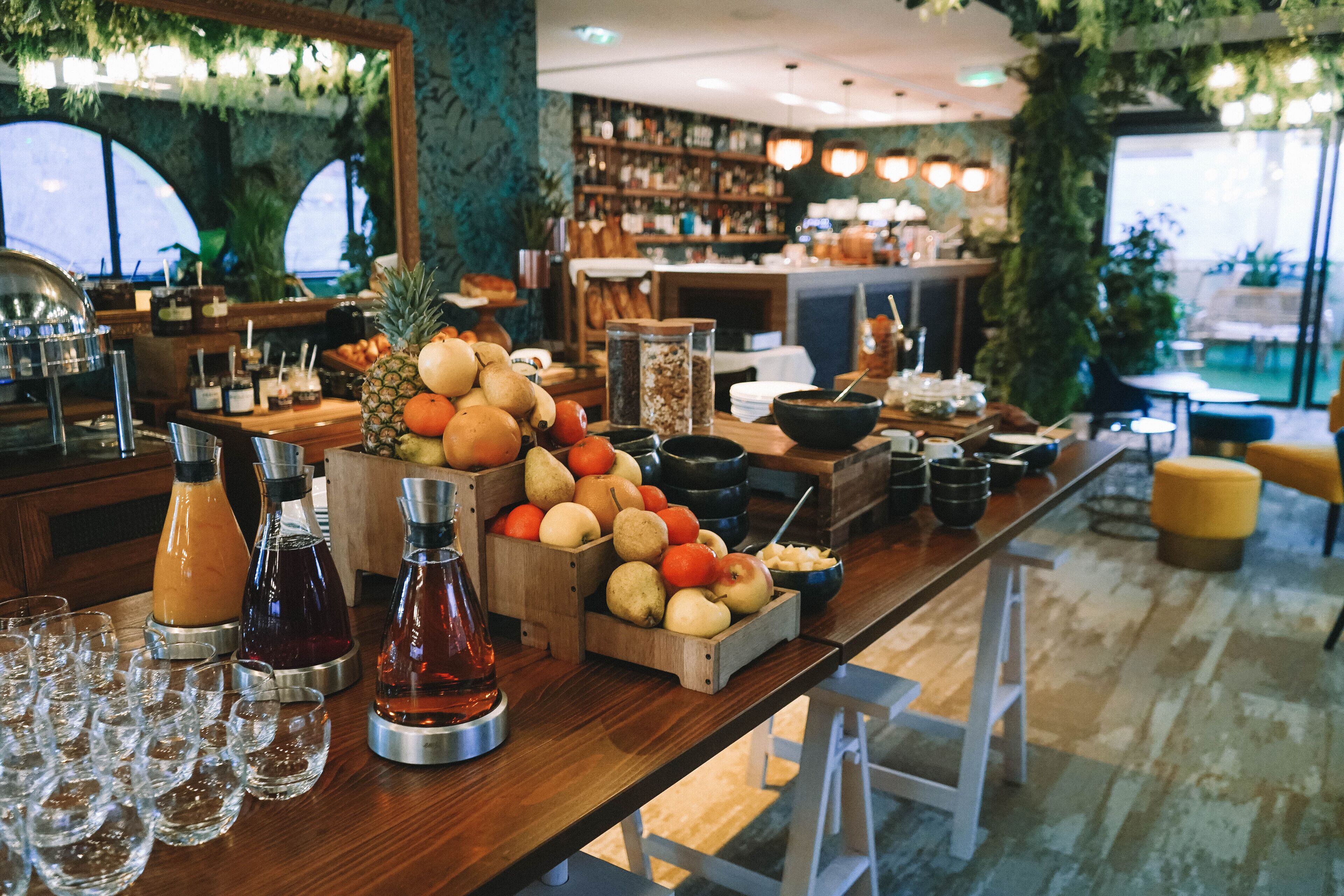 بوفيه فطور مجانًا يوميًا