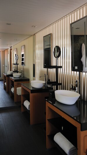 Suite panorámica, terraza | Baño | Cabezal de ducha tipo lluvia y artículos de higiene personal de diseño