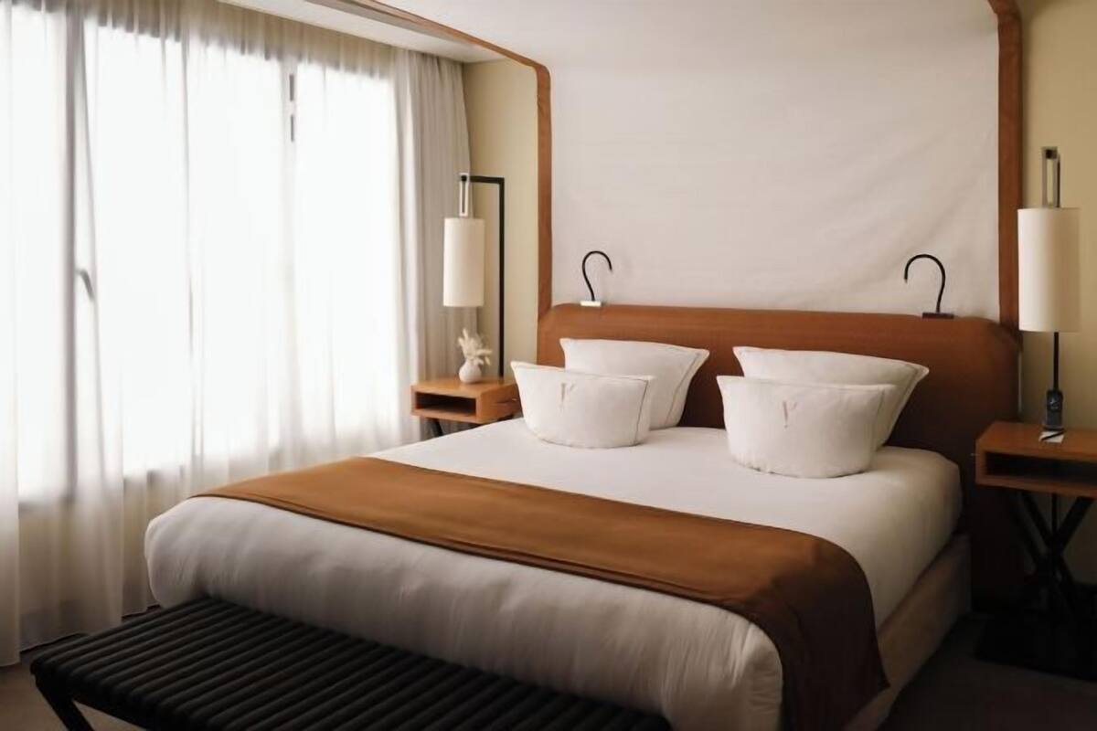 Premium bedding, minibar (free items), in-room safe, desk