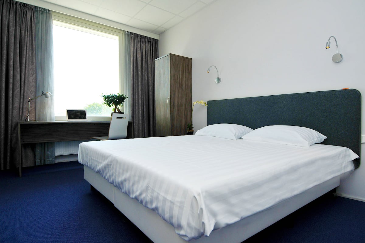 Standard Double Room | In-room safe, desk, soundproofing, iron/ironing board