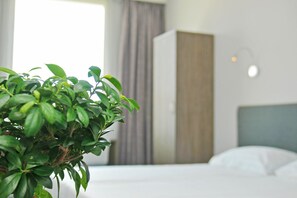 Standard Double Room | In-room safe, desk, soundproofing, iron/ironing board - Court Garden Hotel (The Hague)