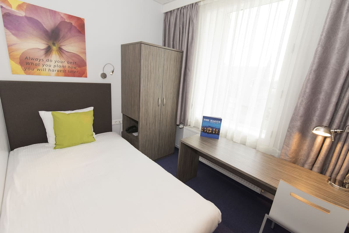 Single Room | In-room safe, desk, soundproofing, iron/ironing board