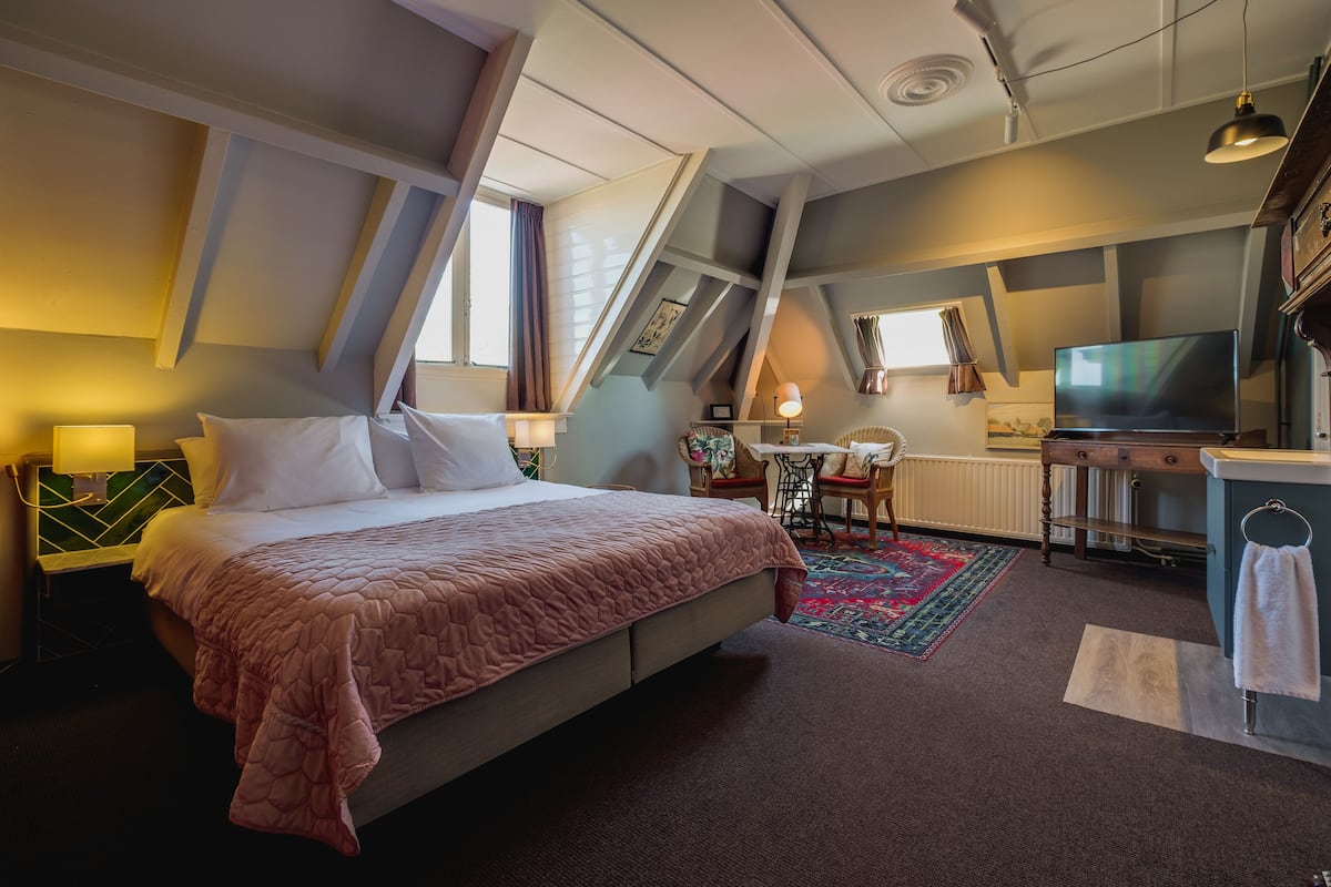 in-room safe, iron/ironing board, cots/infant beds, rollaway beds