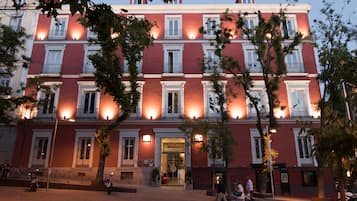 Mặt tiền nơi lưu trú - ban đêm