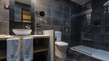 Quadruple Room | Bathroom | Shower, free toiletries, hair dryer, towels