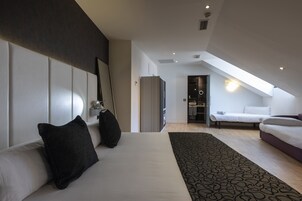 Vierbettzimmer | Minibar, Zimmersafe, Schreibtisch, Verdunkelungsvorhänge