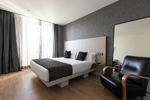 Minibar, caja de seguridad en la habitación y muebles diferentes 
