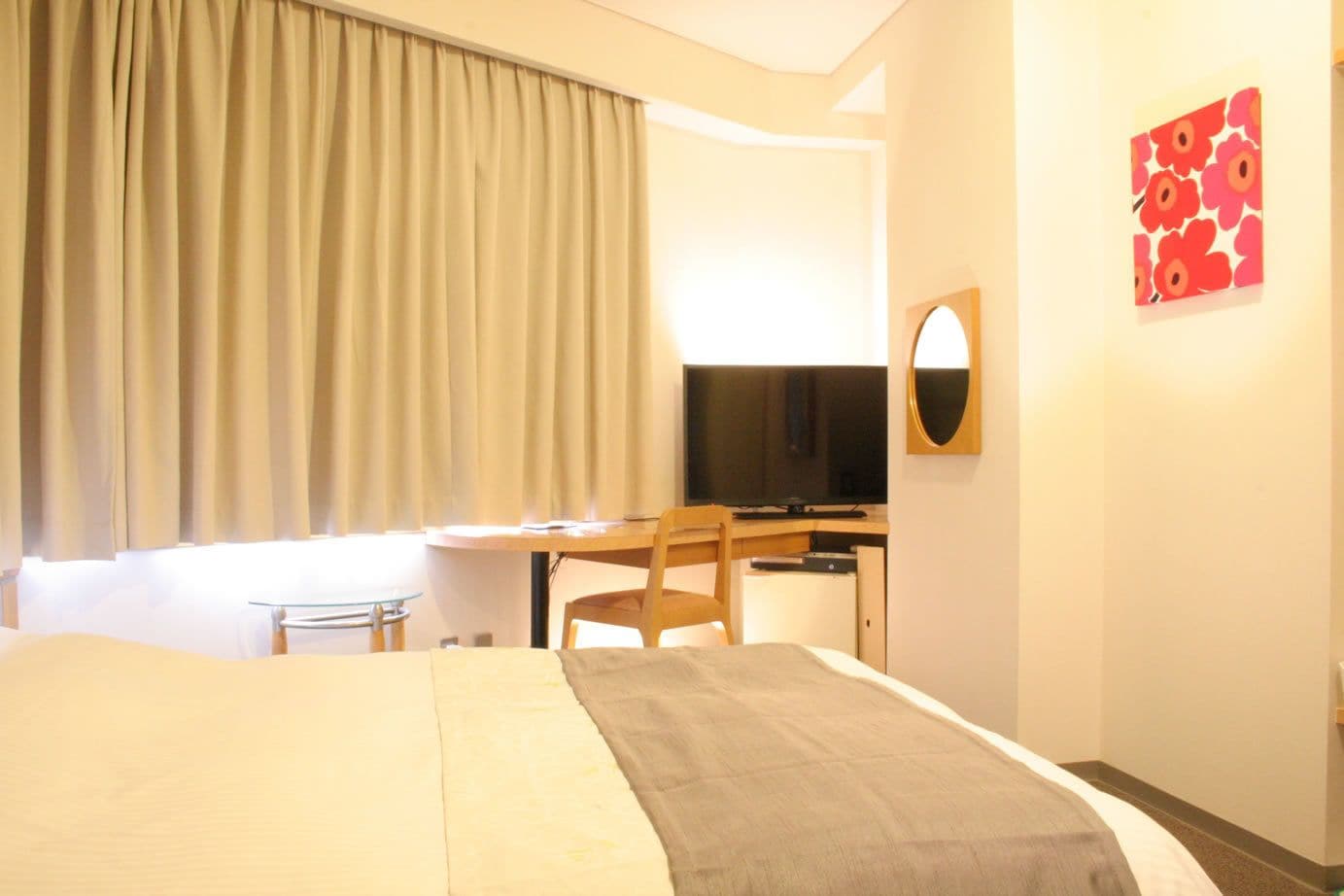 ห้องดับเบิล | เค  รื่องนอนระดับพรีเมียม, ผ้านวมขนเป็ด, โต๊ะทำงาน, ผ้าม่านกันแสง