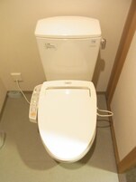 Bañera con ducha, bañera profunda, secador de pelo, pantuflas