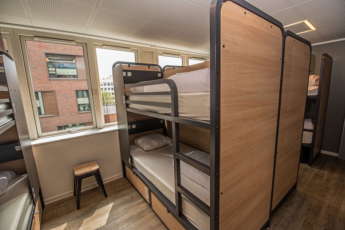 Tabla de planchar con plancha, wifi gratis y ropa de cama