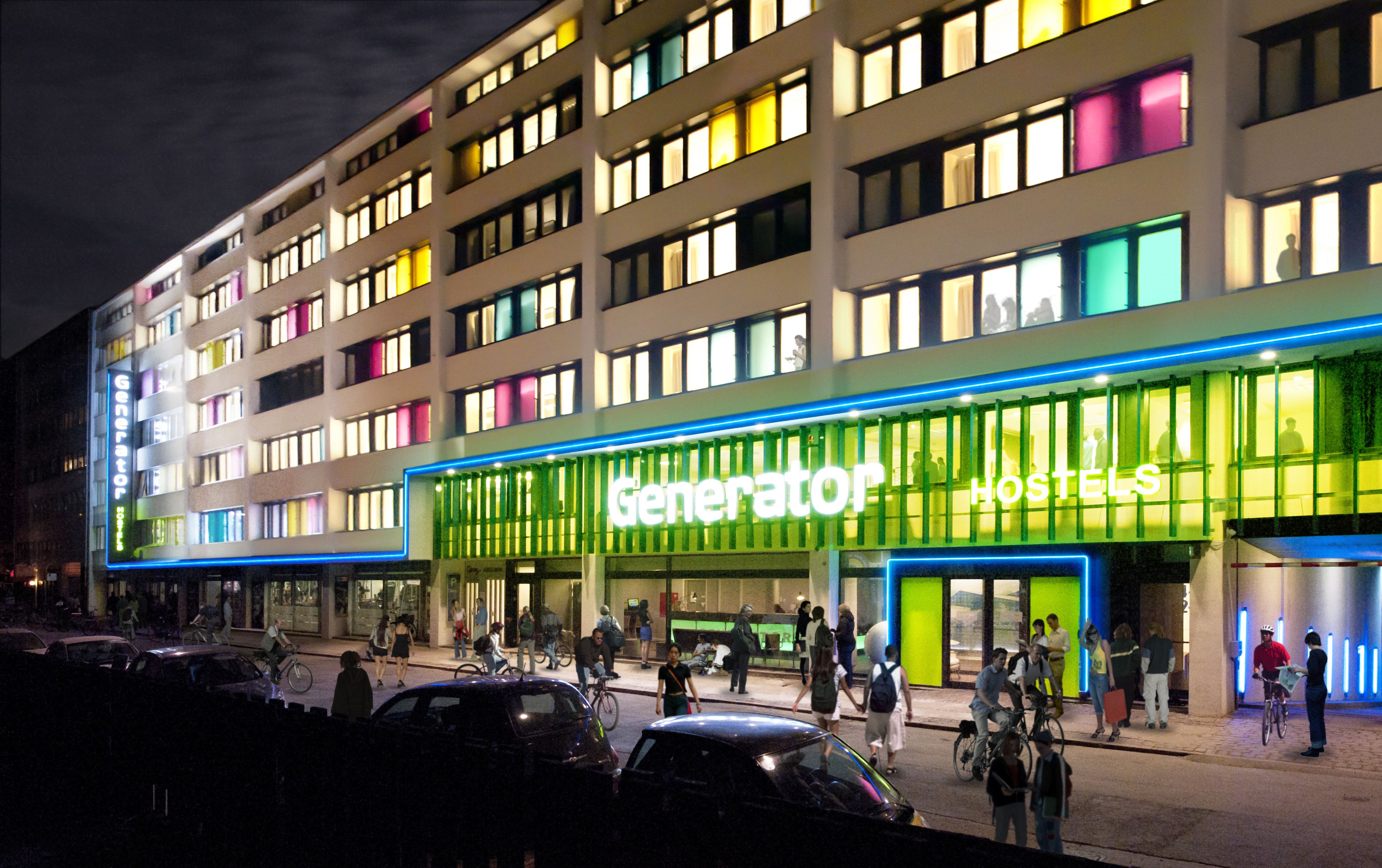 Ein mehrstöckiges Hotel mit einer hell erleuchteten Fassade und einem Schild mit der Aufschrift 'Generator Hostels'.