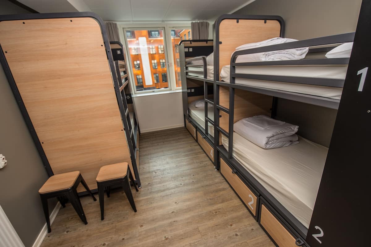 Tabla de planchar con plancha, wifi gratis y ropa de cama