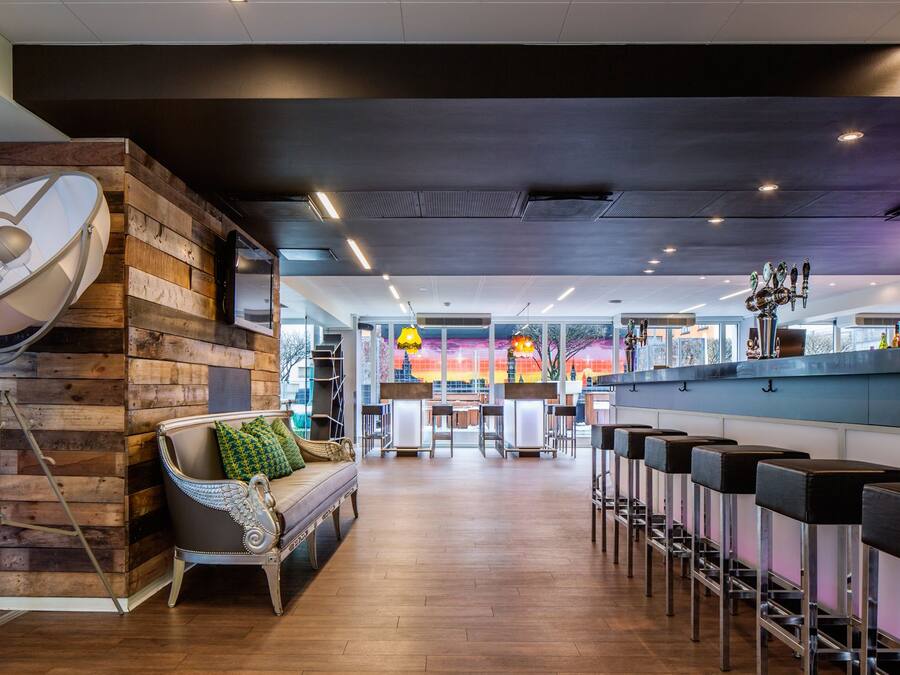 2 bars/lounges, pub