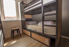 Dormitori compartit, dormitori mixt (8 Beds) | Planxa i posts de planxar, wifi gratuïta i roba de llit