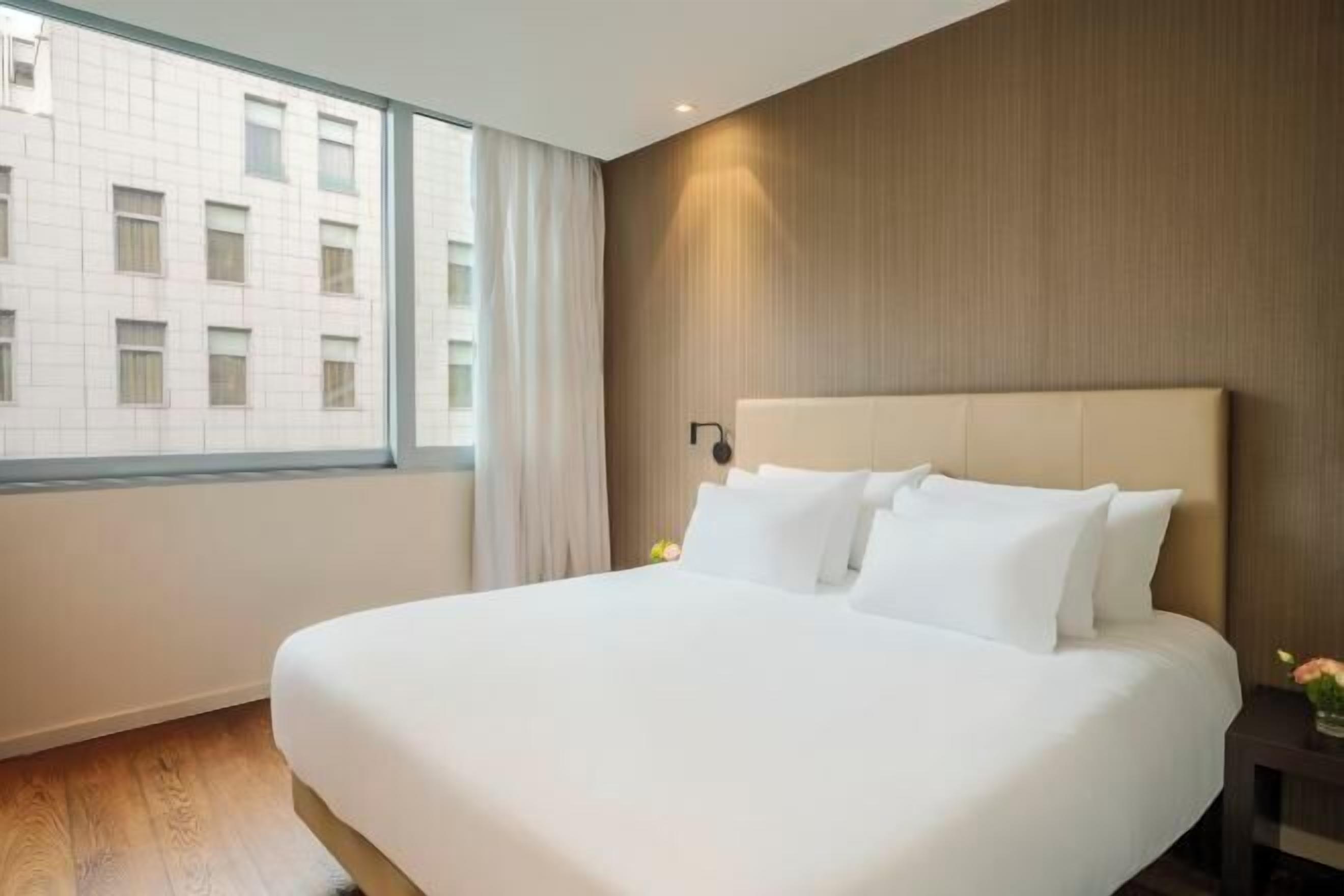 Allergitestet sengetøy, minibar, safe på rommet og skrivebord