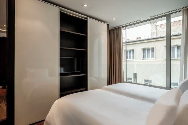 Allergikerbettwaren, Minibar, Zimmersafe, Schreibtisch