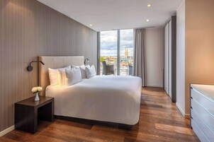 Hypo-allergenic bedding, minibar, in-room safe, desk