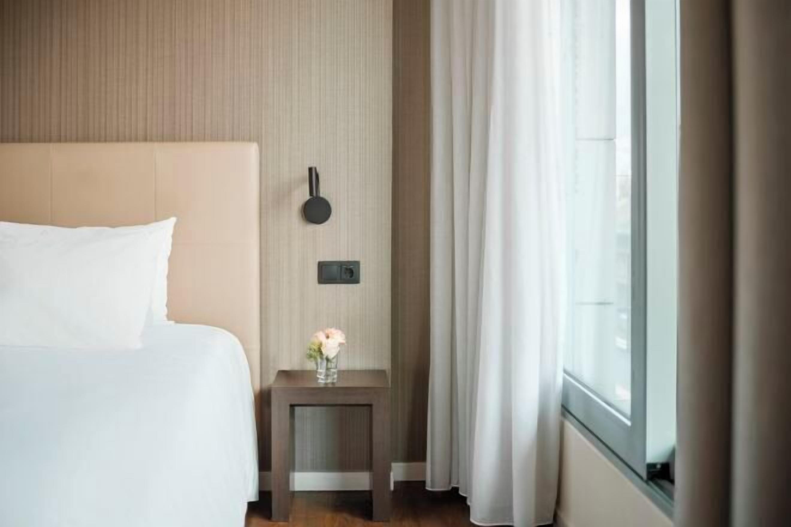 Allergikerbettwaren, Minibar, Zimmersafe, Schreibtisch