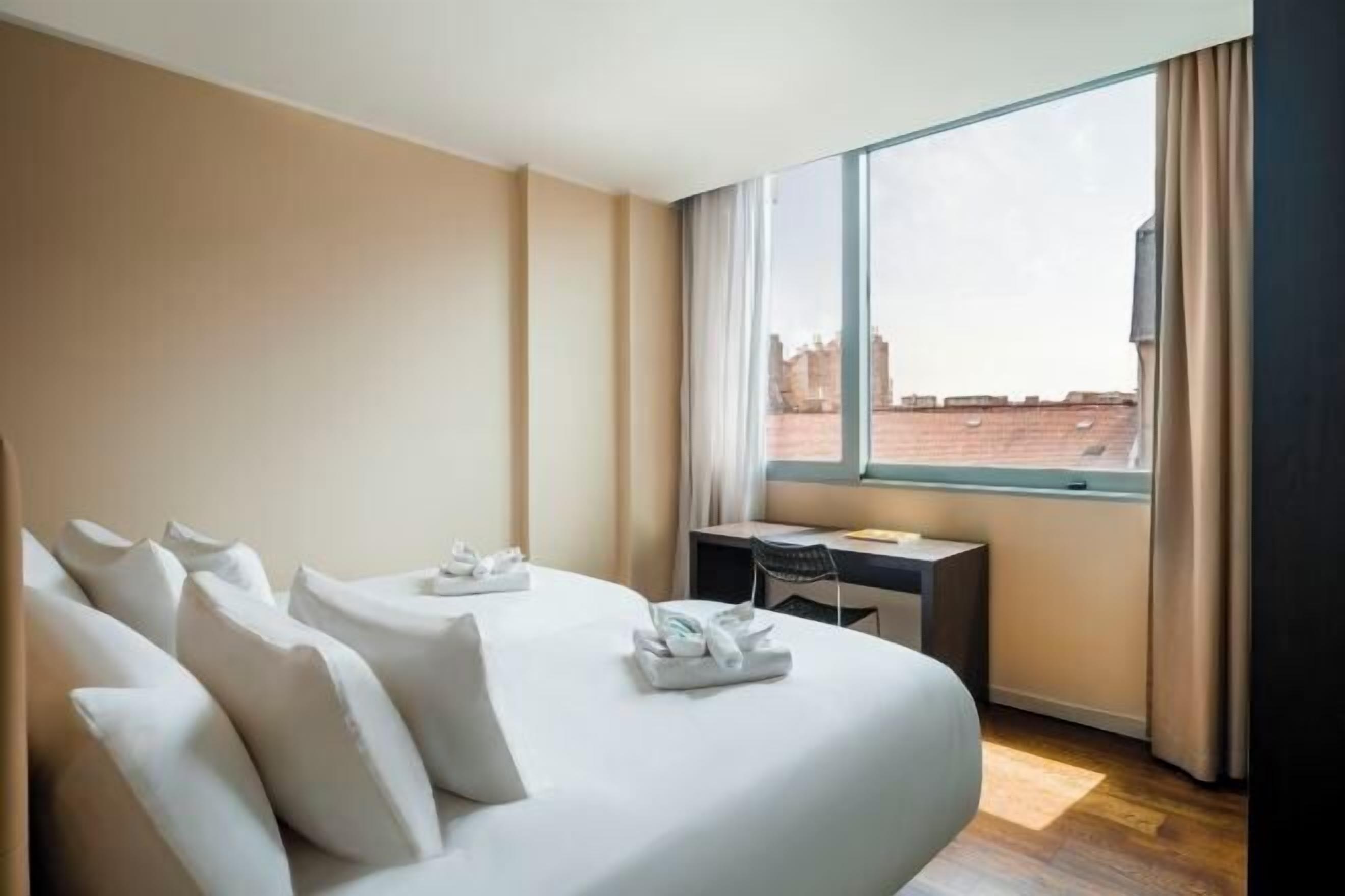 Hypo-allergenic bedding, minibar, in-room safe, desk