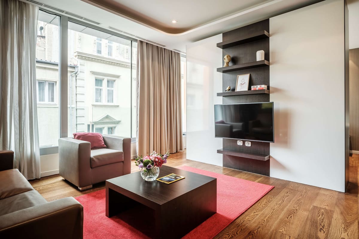 1 bedroom, hypo-allergenic bedding, minibar, in-room safe