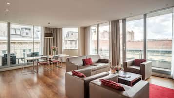 Hypo-allergenic bedding, minibar, in-room safe, desk