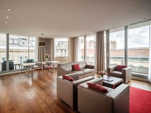 低過敏寢具、迷你吧、客房內保險箱、書桌