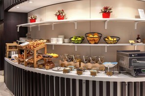 Un buffet proposant une variété de plats et d'accompagnements.