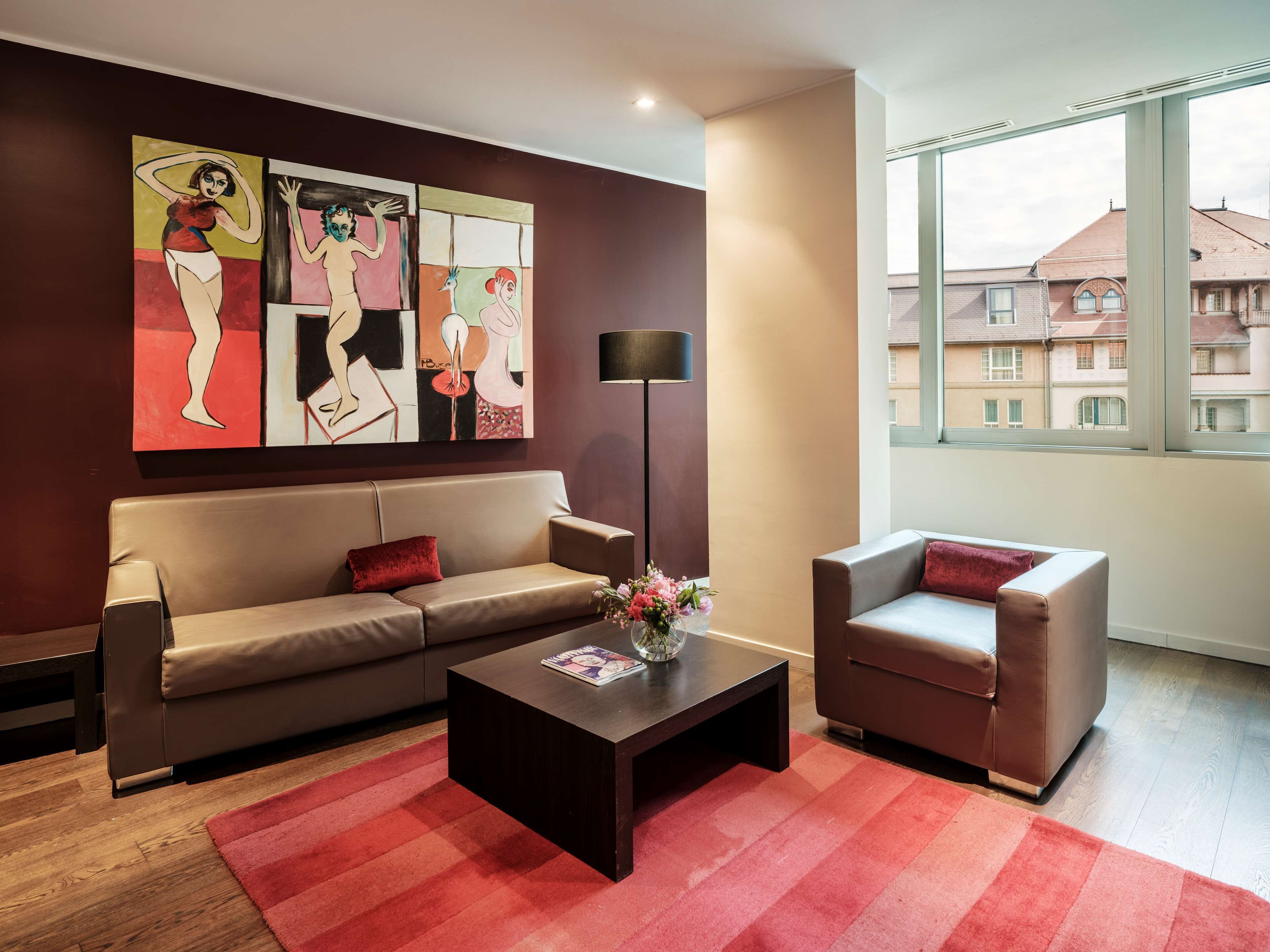 Hypo-allergenic bedding, minibar, in-room safe, desk