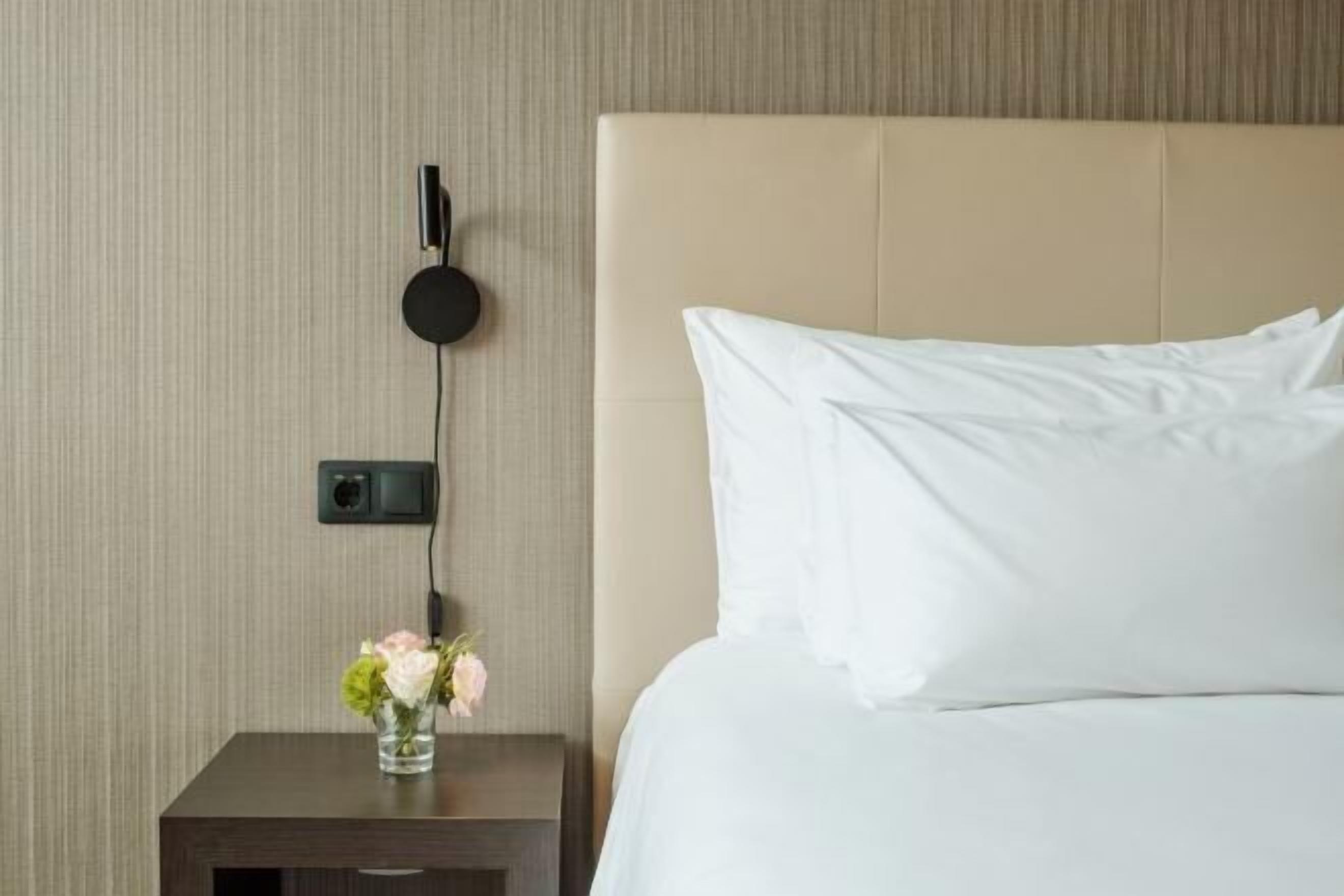 Allergikerbettwaren, Minibar, Zimmersafe, Schreibtisch