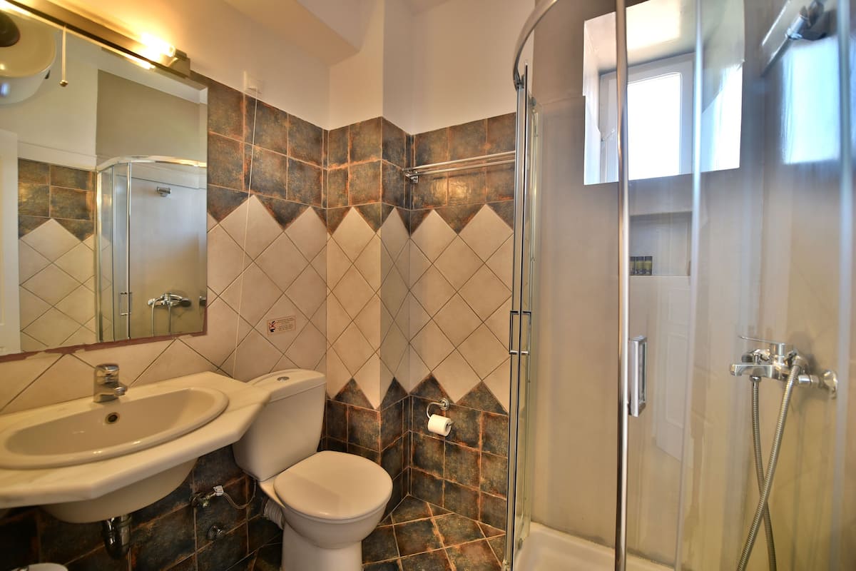 standard room | bathroom | shower, designer toiletries, hair dryer, slippers