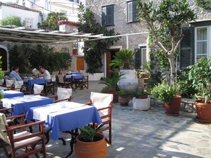 Breakfast served - Hotel Mistral (Hydra)