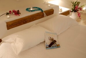 Premium bedding, in-room safe, individually furnished, desk - Hotel Mistral (Hydra)