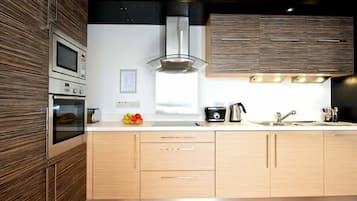 Frigorifero con congelatore, microonde, forno, piano cottura