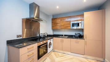 Refrigerador con freezer, microondas, horno, placa de cocina